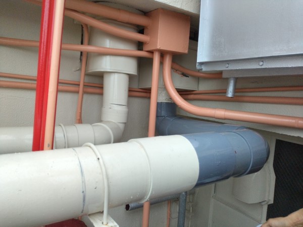 屋外配管　別の場所も取替完了